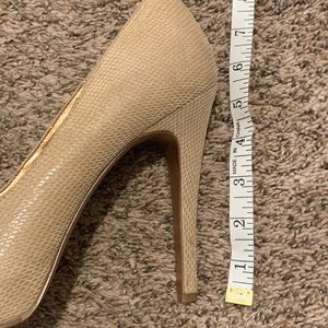 BCBGeneration beige snakeskin pumps